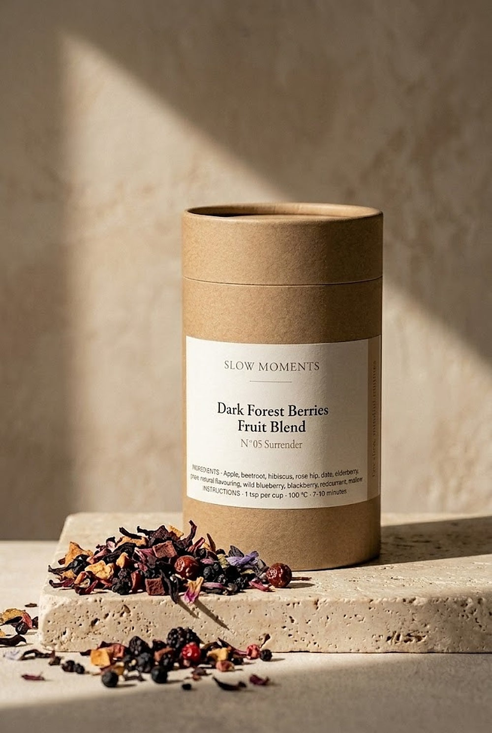 Koker Dark Forest Berries losse fruitthee van Slow Moments op een travertijn plint
