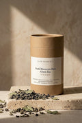 Koker Fresh Moroccan Mint losse groene thee van Slow Moments op een travertijn plint
