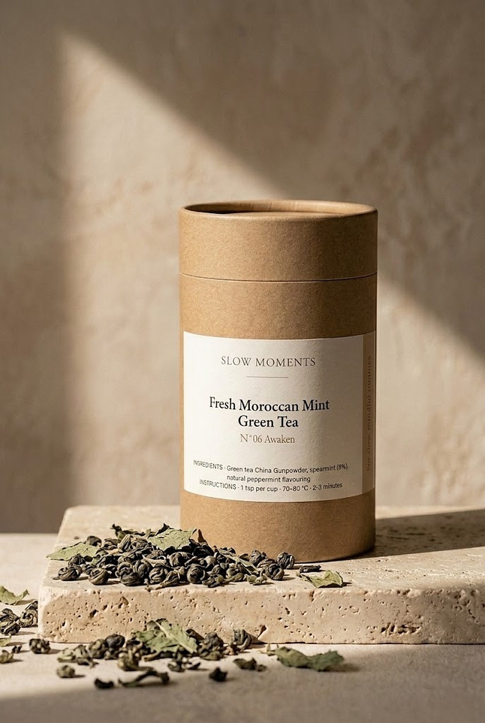 Koker Fresh Moroccan Mint losse groene thee van Slow Moments op een travertijn plint