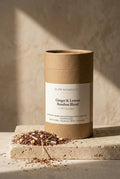 Koker Ginger and Lemon losse rooibos van Slow Moments op een travertijn plint