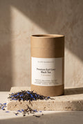 Koker Premium Earl Grey losse zwarte thee van Slow Moments op een travertijn plint