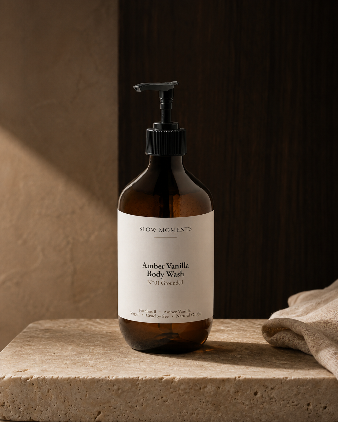 Slow Moments Amber Vanilla Body Wash N°01 Grounded op travertin in warm licht