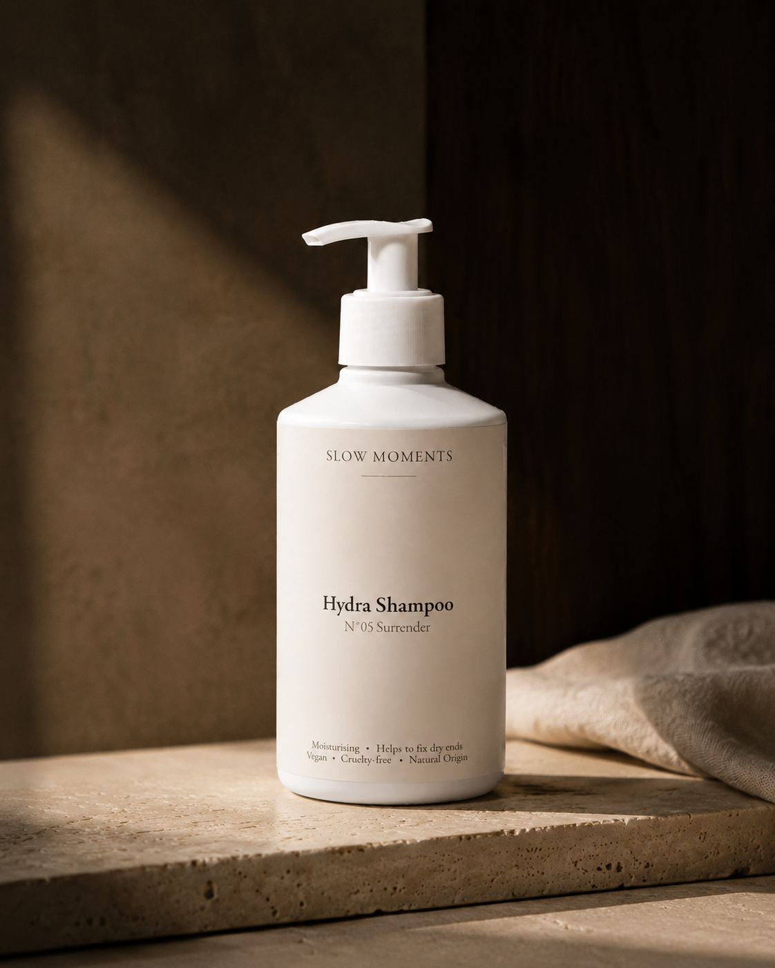 Slow Moments Hydra Shampoo N°05 Surrender op travertin in warm licht